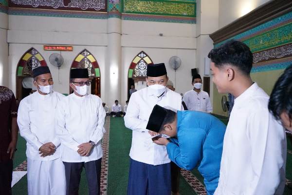  Peringati Malam Nuzul Qur'an,  Husni Serahkan Santunan Anak Yatim